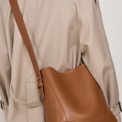 Carlota | Bolso Saco de Piel Auténtica con Bandolera Ajustable