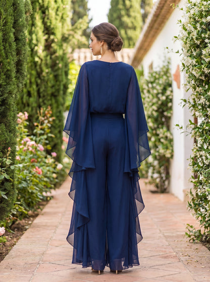 Lucrecia | Conjunto de Blusa con Manga Capa y Falda de Volantes